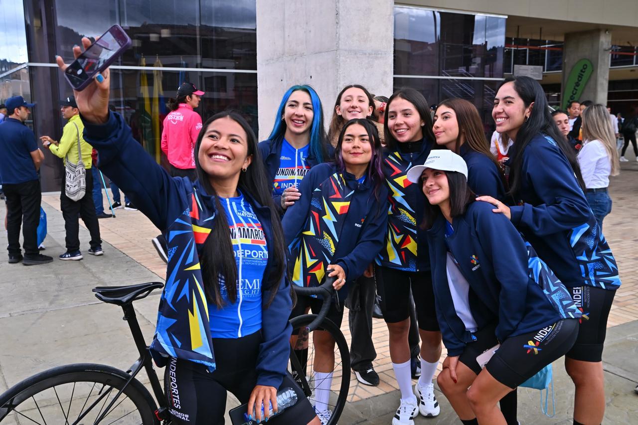 143 ciclistas iniciaron hoy en Chía la vuelta a Colombia femenina